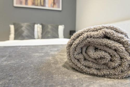 eine große Seilrolle auf einem Bett in der Unterkunft Boutique Flat In Huddersfield Town Centre in Huddersfield