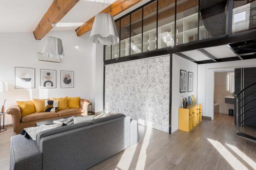 un salon avec un canapé et une table dans l'établissement Loft Meynadier by Halldis, à Cannes
