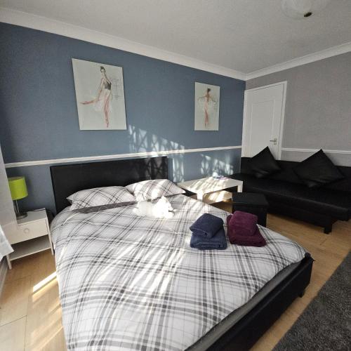a bedroom with a bed with a cat laying on it at Modern Spacious Rooms 10 Minutes from London Eye in London