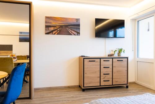 Televisyen dan/atau pusat hiburan di Höri-Nest Abendsonne-Appartement