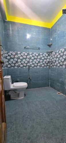 カソルにあるBrahma's by Wonder Hillの青いタイル張りの客室で、バスルーム(トイレ付)が備わります。