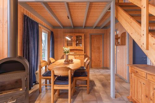 ein Esszimmer mit einem Tisch und einem Herd in der Unterkunft Seeschwalbe Classic 41 in Rechlin