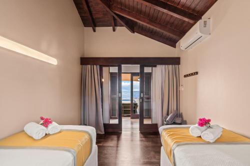 a room with two beds with towels on them at Casa Tranquilidad in Willemstad