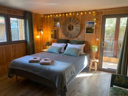 une chambre avec un lit avec deux serviettes dessus dans l'établissement Cabane Oléron Piscine 5 Chambres, à Saint-Trojan-les-Bains