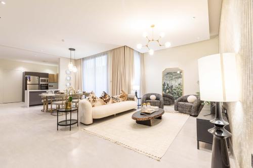 リヤドにあるAmber Hospitality - BLVDのソファとテーブルのあるリビングルーム