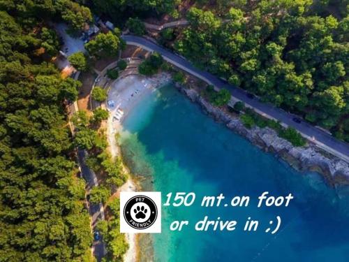 VILLA VALKANE PET FRIENDLY 150m FROM THE STUNNING VALKANE BEACH, City indoor pools-fitness and City mall