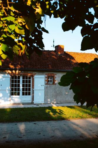 a white house with a window and a roof at Château Chevreuil in Fresnay-en-Retz