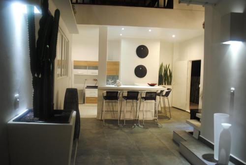 a kitchen with a table and some stools at Rincón del mar Veleros Hotel in San Onofre