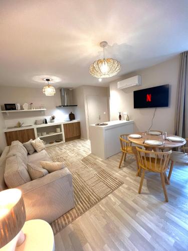 un salon avec un canapé et une table dans l'établissement Bali Room - Espace Zen au cœur de la ville !, à Villeneuve-sur-Lot