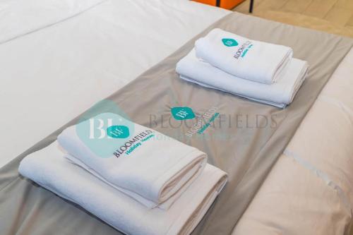 Postel nebo postele na pokoji v ubytování Bloomfields Cozy Stu Azizi Riviera Meydan