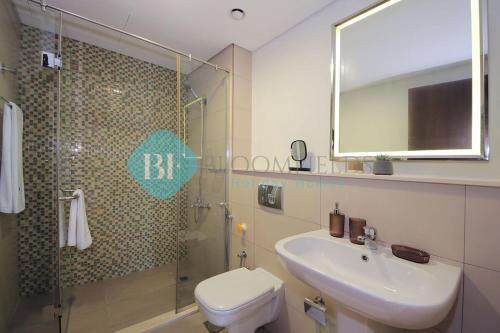 une salle de bain avec une douche, des toilettes et un lavabo dans l'établissement Bloomfields Luxury 2br Wave Tower Al Reem, à Abu Dhabi