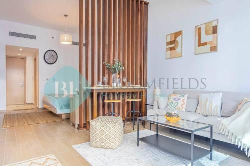 アブダビにあるBloomfields Cozy Stu Mayan Cyan Beach Accessのギャラリーの写真