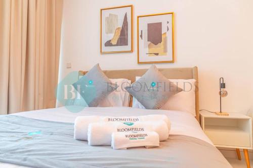 Cama o camas de una habitación en Bloomfields Stylish Stu In Thalassa Beach Front