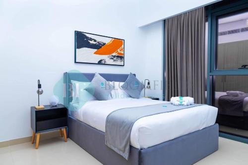 Postel nebo postele na pokoji v ubytování Bloomfields 1br Azizi Gardens Meydan