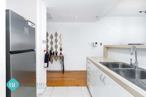 Kuchyň nebo kuchyňský kout v ubytování Bloomfields Stylish 1br In Al Raha Beach