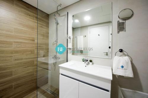 Koupelna v ubytování Bloomfields Modern 2br Duplex In Raha Lofts