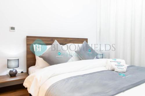Postel nebo postele na pokoji v ubytování Bloomfields Stylish 1br In Oasis Masdar City