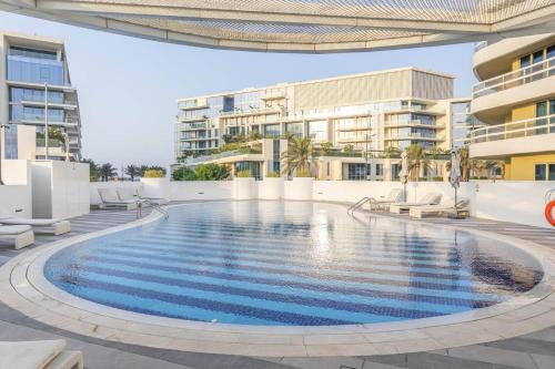 a swimming pool in the middle of a building at Bloomfeilds Modern 1br Soul Beach Access in Abu Dhabi