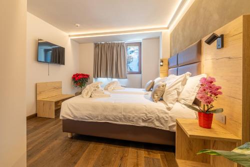 a bedroom with a large bed and a window at Riserva Bianca Limone Hotel & SPA in Limone Piemonte