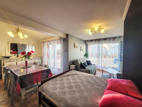 une chambre avec un lit et un salon dans l'établissement Apartment Les Embruns-2 by Interhome, à Carnac