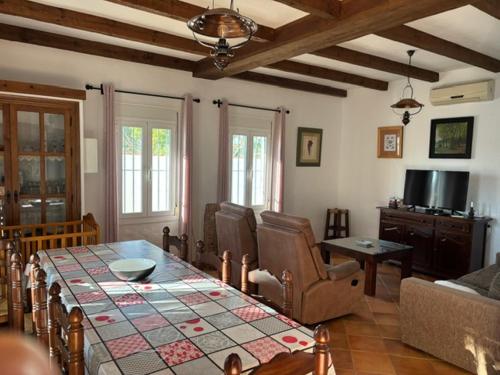 a living room with a table and a couch at Chalet Rancapinos en Rocheviejo CONIL in Cádiz