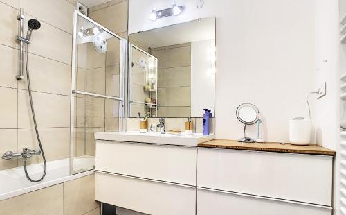a bathroom with a sink and a shower at Chambre privée chez l'habitant - La Chambre Framboise in Colomiers