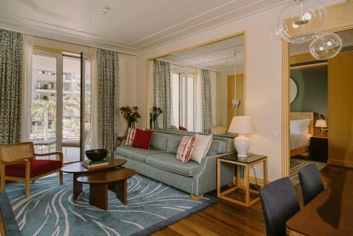 Ruang duduk di Regent Porto Montenegro