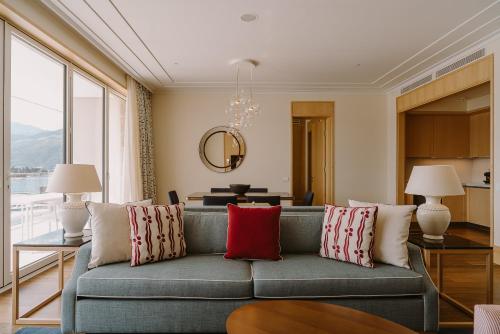Ruang duduk di Regent Porto Montenegro
