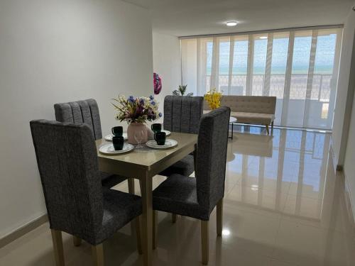 Et opholdsområde på R8 Apartamento balcón con vista al mar para vacaciones o trabajo, comodo y seguro