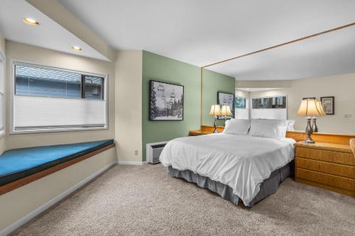 Un dormitorio con una cama grande y una ventana. en Mt Bachelor Condo Queen Suite, en Bend