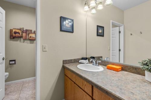 un baño con lavabo y espejo en Mt Bachelor Condo Queen Suite, en Bend