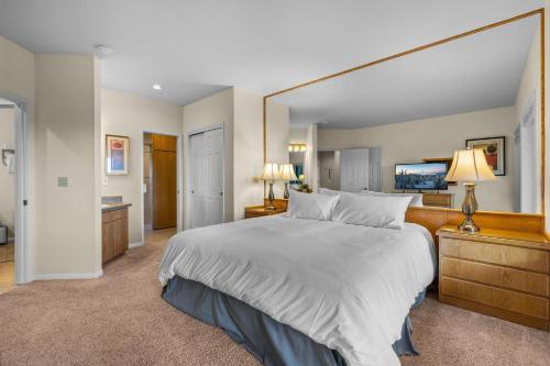 Un dormitorio con una cama grande con un espejo grande. en Mt Bach One Bedroom Condo, en Bend