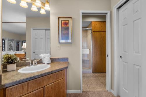 un baño con lavabo y espejo en Mt Bach One Bedroom Condo, en Bend
