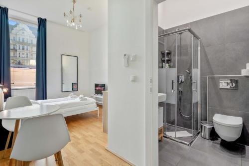 ein Badezimmer mit Dusche, Waschbecken und Toilette in der Unterkunft 522 Mbit Wifi I Air Conditioning I Self Check In in Wien