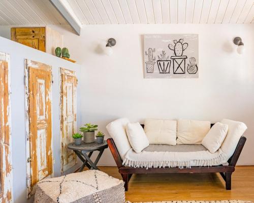 a living room with a couch and a table at Quinta Bohemia in Moncarapacho