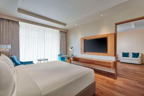 Ένα ή περισσότερα κρεβάτια σε δωμάτιο στο Doubletree By Hilton Varanasi