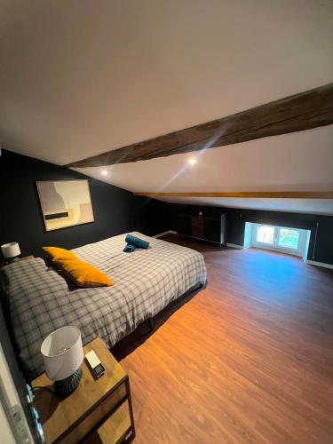 une chambre avec un lit et un parquet dans l'établissement Garçonnière - Refuge parfait pour Amis et Jeux !, à Villeneuve-sur-Lot
