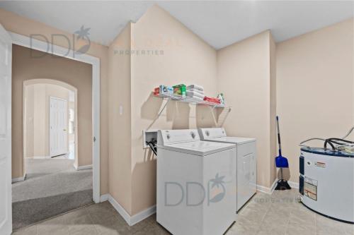 un lavadero con lavadora y secadora en Legacy Villa 2601, en Gulfport