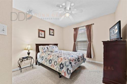 Un dormitorio con una cama y un ventilador de techo. en Legacy Villa 2601, en Gulfport