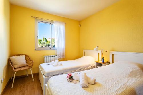 une chambre avec deux lits et une chaise et une fenêtre dans l'établissement LE JARDIN BLEU AP4388 By Riviera Holiday Homes, à Nice