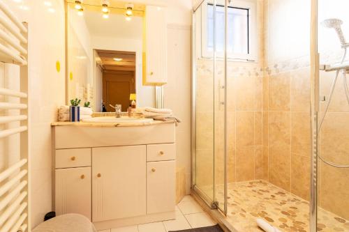 une salle de bain avec un lavabo et une douche dans l'établissement LE JARDIN BLEU AP4388 By Riviera Holiday Homes, à Nice