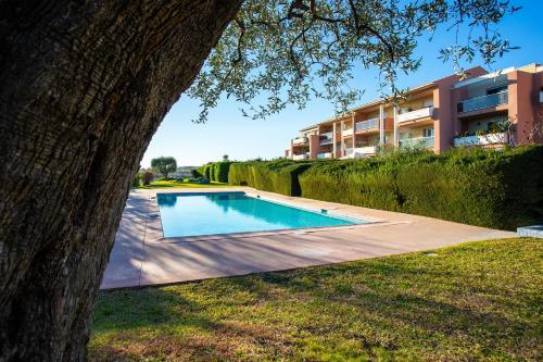 - une piscine dans une cour à côté d'un bâtiment dans l'établissement LE JARDIN BLEU AP4388 By Riviera Holiday Homes, à Nice