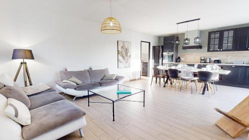 un salon avec un canapé et une table dans l'établissement Grain de Vie - Belle maison proche plage, à Saint-Gilles-Croix-de-Vie