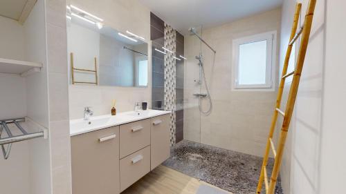 ein Badezimmer mit Waschbecken und Dusche in der Unterkunft Grain de Vie - Belle maison proche plage in Saint-Gilles-Croix-de-Vie