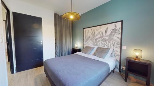 ein Schlafzimmer mit einem Bett und einem großen Gemälde an der Wand in der Unterkunft Grain de Vie - Belle maison proche plage in Saint-Gilles-Croix-de-Vie