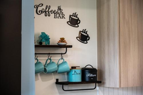 Kemudahan buat kopi dan teh di Eden Escape at the Pointe Pt A103