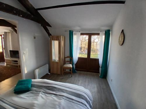 une chambre avec un lit et une fenêtre avec des rideaux bleus dans l'établissement Maison avec jardin clos, Catus, à Catus