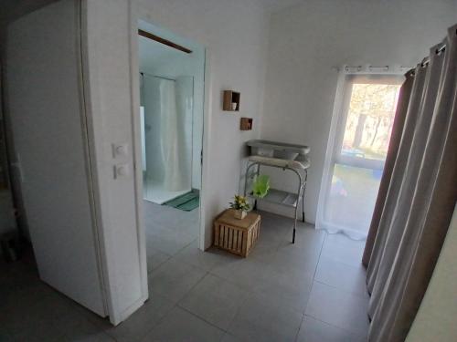 Cette chambre dispose d'un couloir avec une table et une fenêtre. dans l'établissement Maison avec jardin clos, Catus, à Catus