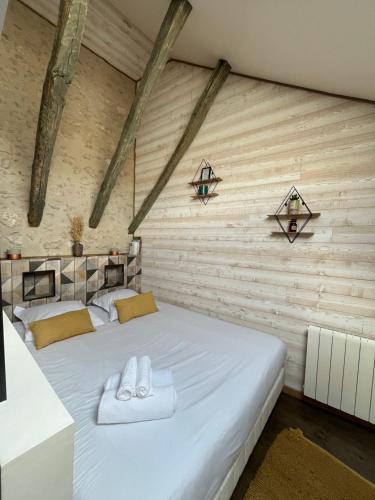 - une chambre avec 2 serviettes blanches sur un lit dans l'établissement Entre charme & authenticité en hypercentre de Blois, à Blois