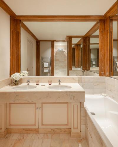 une salle de bain avec deux lavabos et une baignoire dans l'établissement Le Castel Marie Louise, à La Baule